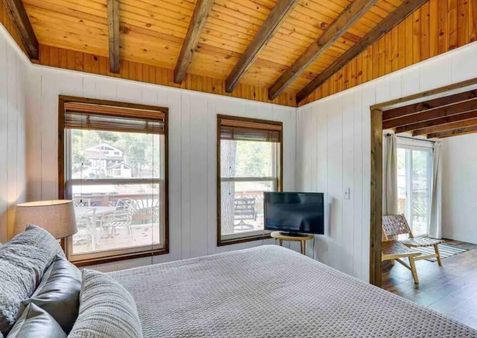 Lakefront Cottage In Secluded Cove Sunrise Beach Екстериор снимка